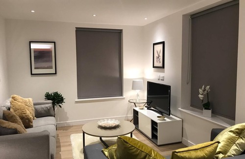 London Borough of Hounslow Apartment | Deluxe 2 bed Apartment in Kew Bridge