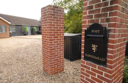 Halstead Apartment | Deluxe 2 Bed Versace Bungalow Hot Tub, Sky TV, Cinema Screen Saffron Walden