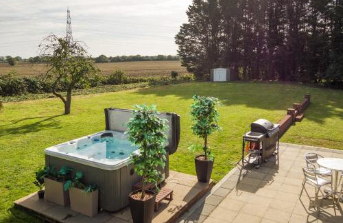 Halstead Apartment | Deluxe 2 Bed Versace Bungalow Hot Tub, Sky TV, Cinema Screen Saffron Walden