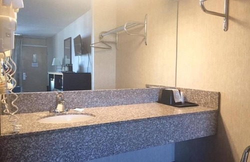 Pennington Bend House | Deluxe 2 Double Beds in Music Valley