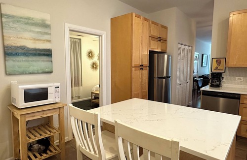 Roscoe Village Bed & Breakfast | Deluxe Chicago 2 Bedroom Private Condo. Amazing Deal 1.5 mi from Wrigley!