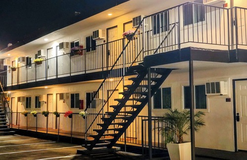 Las Vegas Strip Hotel | DELUXE DOUBLE BED KING AND QUEEN - SLEEPS 4 - NON-SMOKING