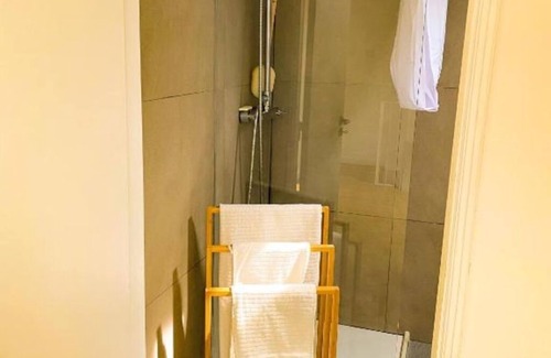 Alges Apartment | Deluxe Double Room with Balcony and sublime View of the Tagus