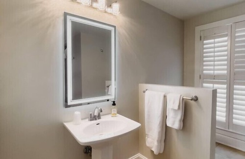Downtown Hotel | Deluxe Guestroom - 2 Queens · The Jefferson Inn Rm. 5