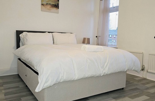 Oldham Apartment | Deluxe King Room. It is located in Moston, 7 km from Etihad Stadium.
