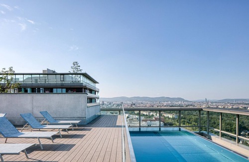 Erdberg Apartment | Deluxe Landstraße 1BR w/Pool & Doorman, steps to Metro U3, by Blueground