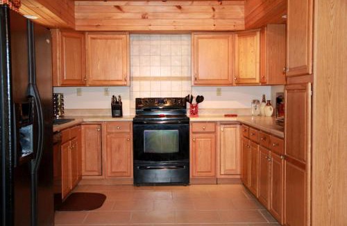 Clyde House | Deluxe Log Cabin with a Hot Tub in the Smoky Mountains of North Carolina