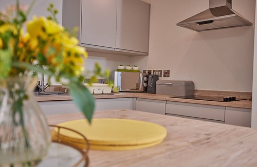 Leeds Apartment | Deluxe Modern 2br Apt Balcony Walk to City