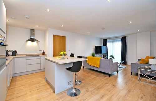 Leeds Apartment | Deluxe Modern 2br Apt Balcony Walk to City