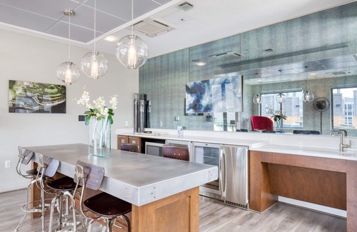 Jefferson Manor Apartment | Deluxe Potomac Yard 1BR w/W/D & Concierge, nr Airport, by Blueground