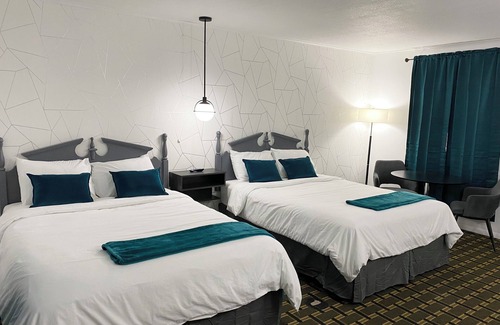 Lee Hotel | Deluxe Queen Room with 2 Queen Beds