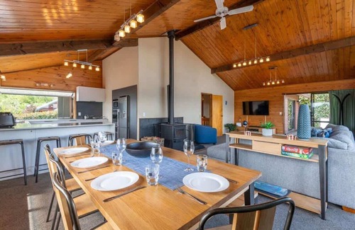 Rotorua House | Deluxe Redwoods | Huge House with Spa Pool