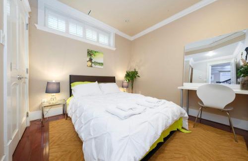 South Cambie House | Deluxe Room in Luxury Homestay Steps from Mall & Skytrain