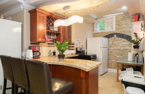 South Cambie House | Deluxe Room in Luxury Homestay Steps from Mall & Skytrain