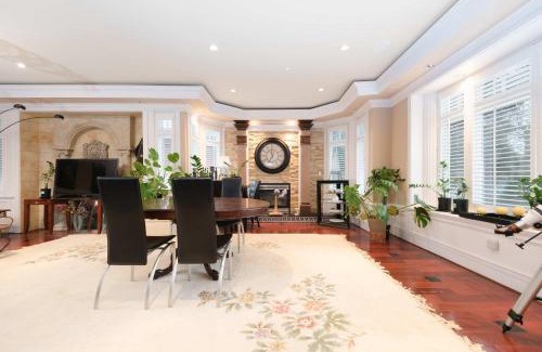 South Cambie House | Deluxe Room in Luxury Homestay Steps from Mall & Skytrain