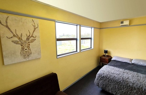 Orepuki House | Deluxe Suite with Netflix & Spa Right Next To The Hump Ridge Track