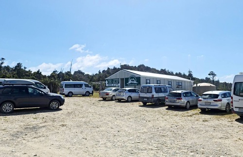 Orepuki House | Deluxe Suite with Netflix & Spa Right Next To The Hump Ridge Track