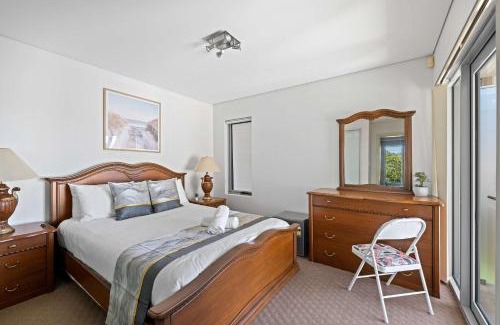 Caringbah South House | Deluxe Waterfront Queen Room in Caringbah South - Gorgeous Views All Around - Shared Bathroom