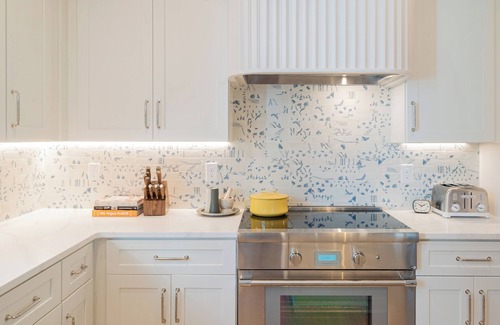 Historic Oakwood House | DeLUXeDwelling-7BR/4BA-ChefsKitchen-20Guests-Pets