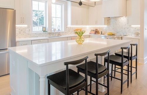 Historic Oakwood House | DeLUXeDwelling-7BR/4BA-ChefsKitchen-20Guests-Pets