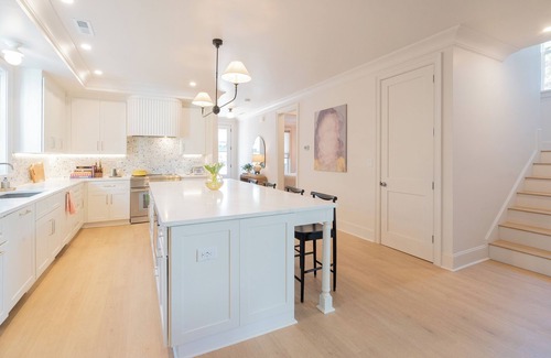 Historic Oakwood House | DeLUXeDwelling-7BR/4BA-ChefsKitchen-20Guests-Pets
