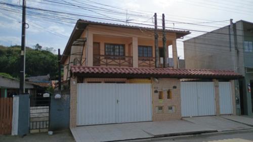 Estufa II House | Deoclécio Casa com Piscina e Churrasqueira