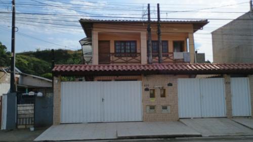 Estufa II House | Deoclécio Casa com Piscina e Churrasqueira