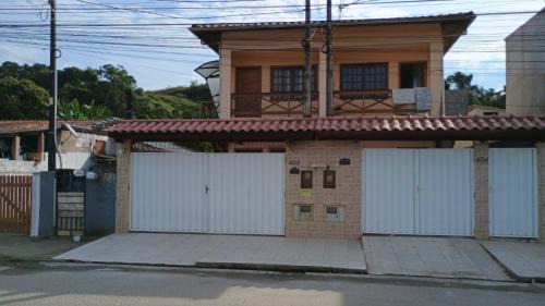 Estufa II House | Deoclécio Casa com Piscina e Churrasqueira