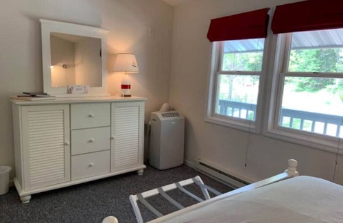 Red Cliff Apartment | DePerrys On The Lake Waterfront Access to Lake Superior
