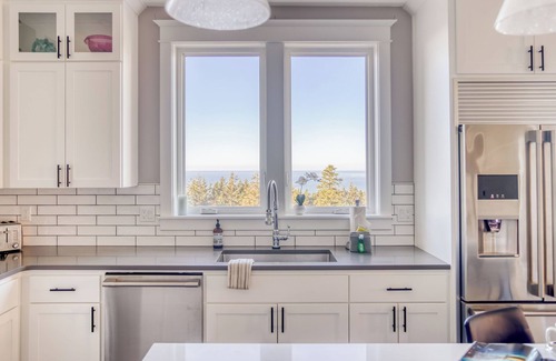 Depoe Bay House | Depoe Bay Ocean View, King Suite, Bunk Room, Tesla Charger, Outdoor Fireplace!