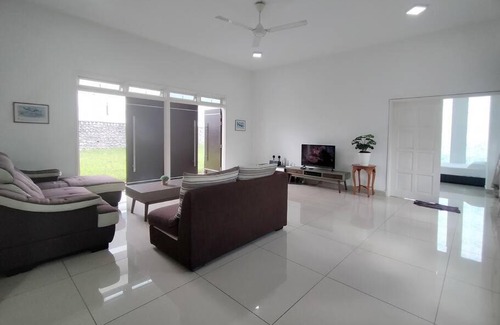 Bandar Penawar House | Desaru Spacious 36pax Bungalow with Netflix near Beach