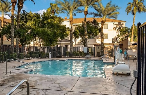 Chandler Apartment | Desert Botanical Garden Tour! Pet-friendly Accommodation, Outdoor Pool!