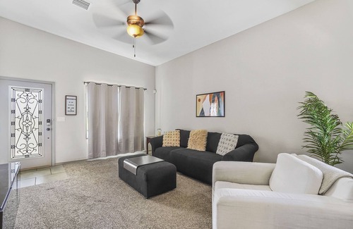 Biggs Field House | Desert Dreamscape 4 Beds + Office...Pets Welcome! Entire home minutes to E Bliss