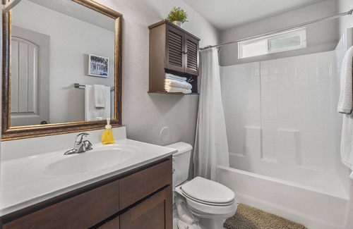 Biggs Field House | Desert Dreamscape 4 Beds + Office...Pets Welcome! Entire home minutes to E Bliss