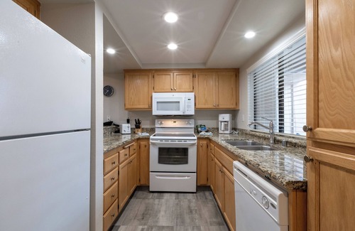 Baristo Hotel | Desert Getaway 3 Unites! Kitchen, Pools & Free Parking!