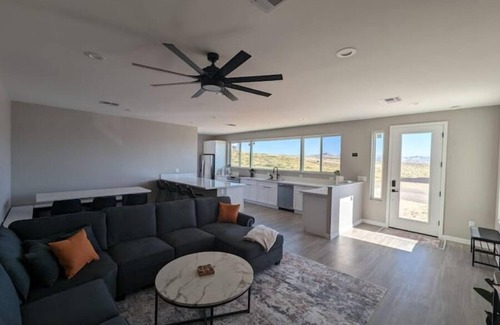 Greenehaven House | Desert Lakehouse Getaway