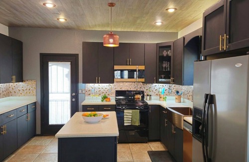 El Dorado West House | Desert Oasis, Spacious 4-bedroom house 2 king bed w/Heated Pool & Jacuzzi