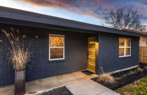 Georgetown House | Desert Primrose @ 808B-Walk to the Square!