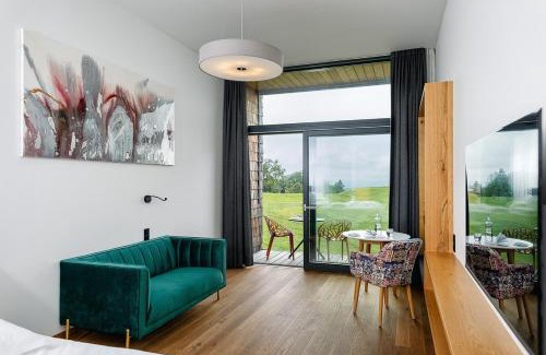 Lochau Ski Chalet | Design-Chalet mit Teilseeblick, Pool, Spa & Restaurant