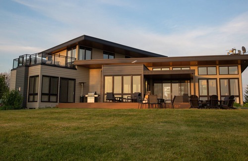 Central Huron Cottage | Designed to provide you with the perfect combination of comfort, style, and relaxation.