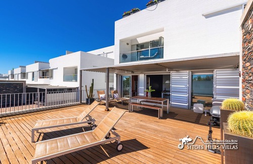 Sant Pere de Ribes Apartment | Designer Apartment Casa Del Mar with A/C, com pool and sea views