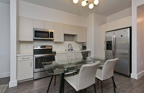 Portlock Condo | Designer Condo in Hawaii Kai! Close to beaches, shopping, hiking!