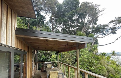 Mahurangi House | Designer Dwelling in Native Bush With Intimate Harbour Views. 13km to Matakana