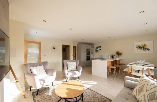 East Wittering House | Designer Family Escape/Hot Tub/Steps to Beach