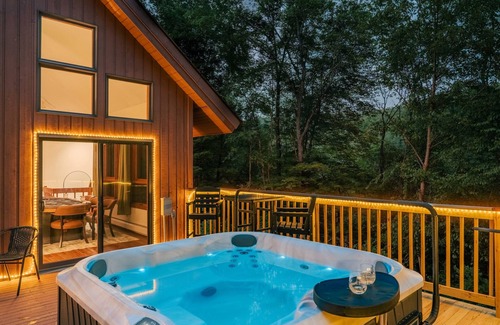 Coudersport Cabin | Designer Forest Escape | Hot Tub Firepit Stars