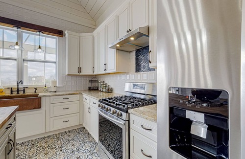 Jasper House | Designer historic home with amazing art, antiques, central AC - walk to downtown