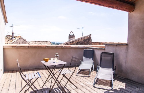 Chateauneuf-du-Pape House | Designer House in Peaceful Provence Village