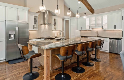 Bowling Green House | Designer Lakefront Lodge w/Huge Private Beach & Boat Option-Built July '19