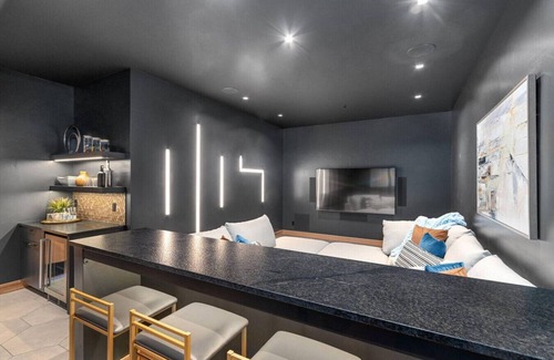 Hurricane Apartment | Designer Oasis ~ Golf ~ Pool ~Theater