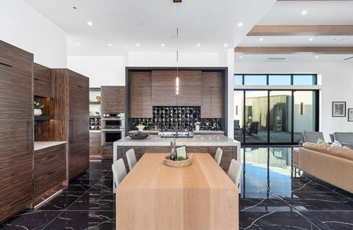 Hurricane Apartment | Designer Oasis ~ Golf ~ Pool ~Theater